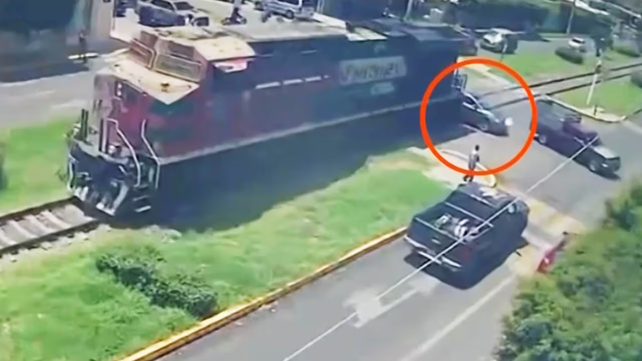 Choque de locomotora con tres autos y una moto deja seis muertos en ...