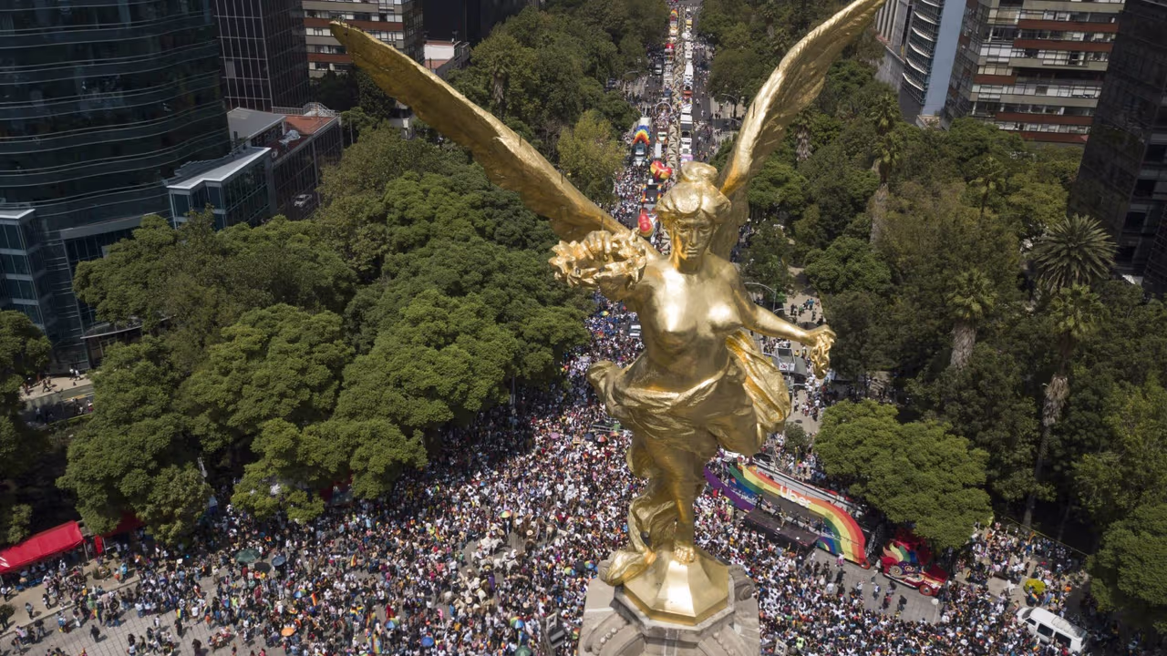 Con el lema “Amor es amor y punto” miles de personas celebran el ...
