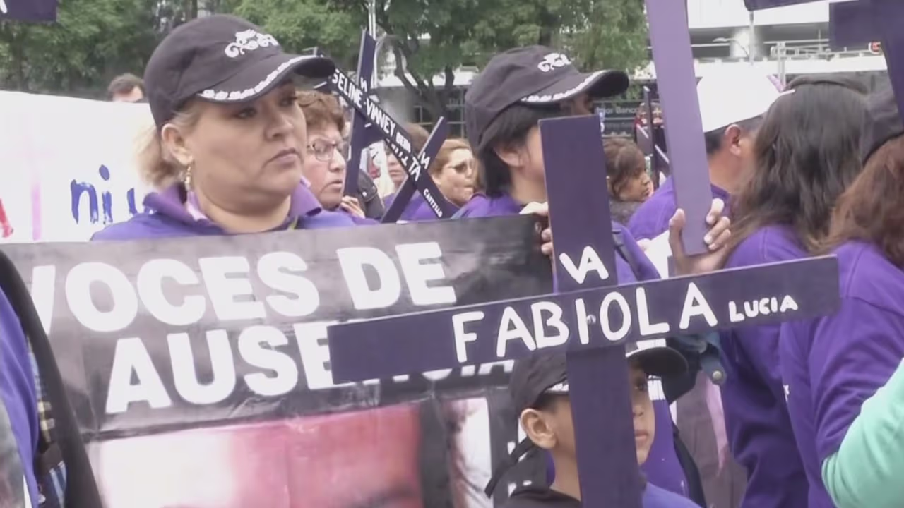 Decenas de mujeres marchan en México exigiendo justicia por los ...