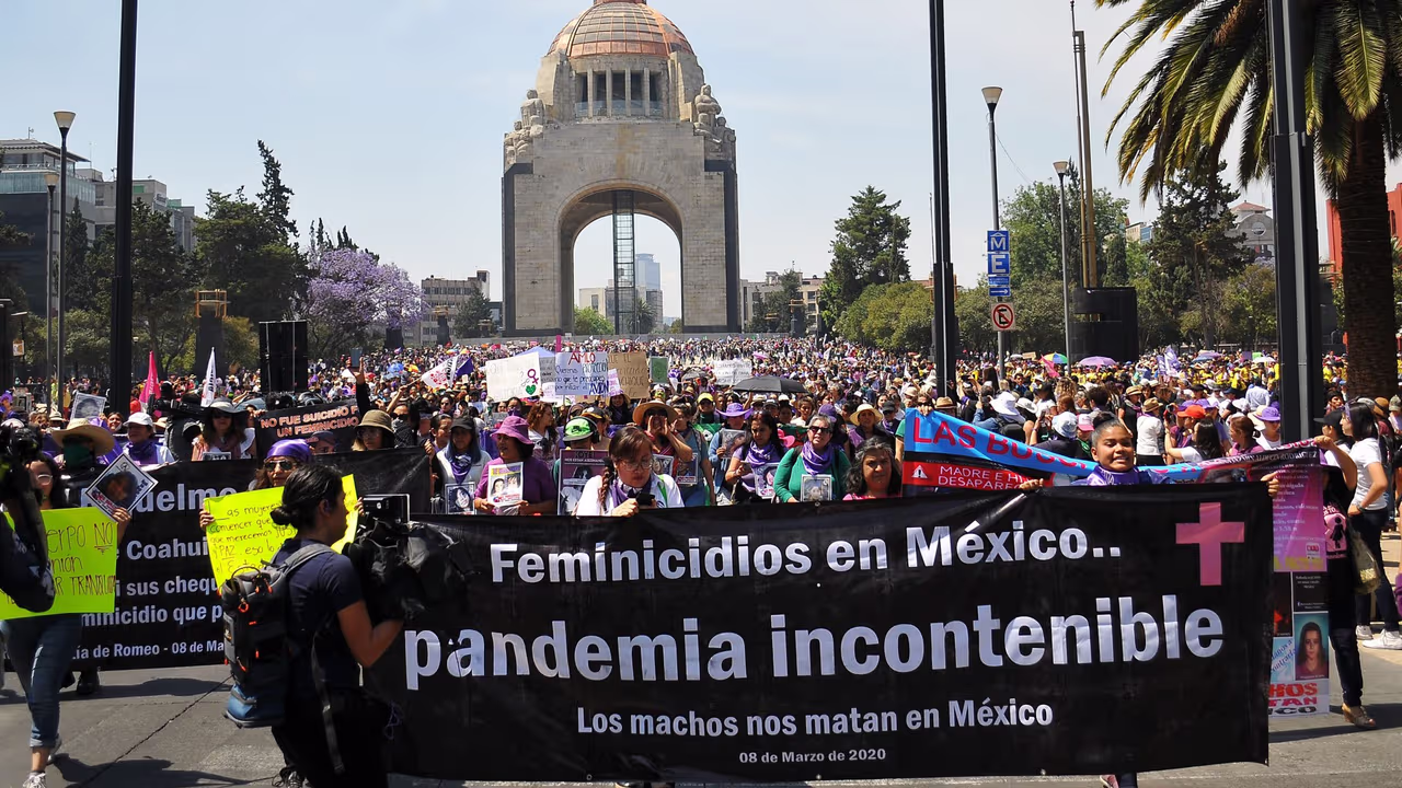 Miles de mujeres se toman las calles de México para exigir que se acabe ...