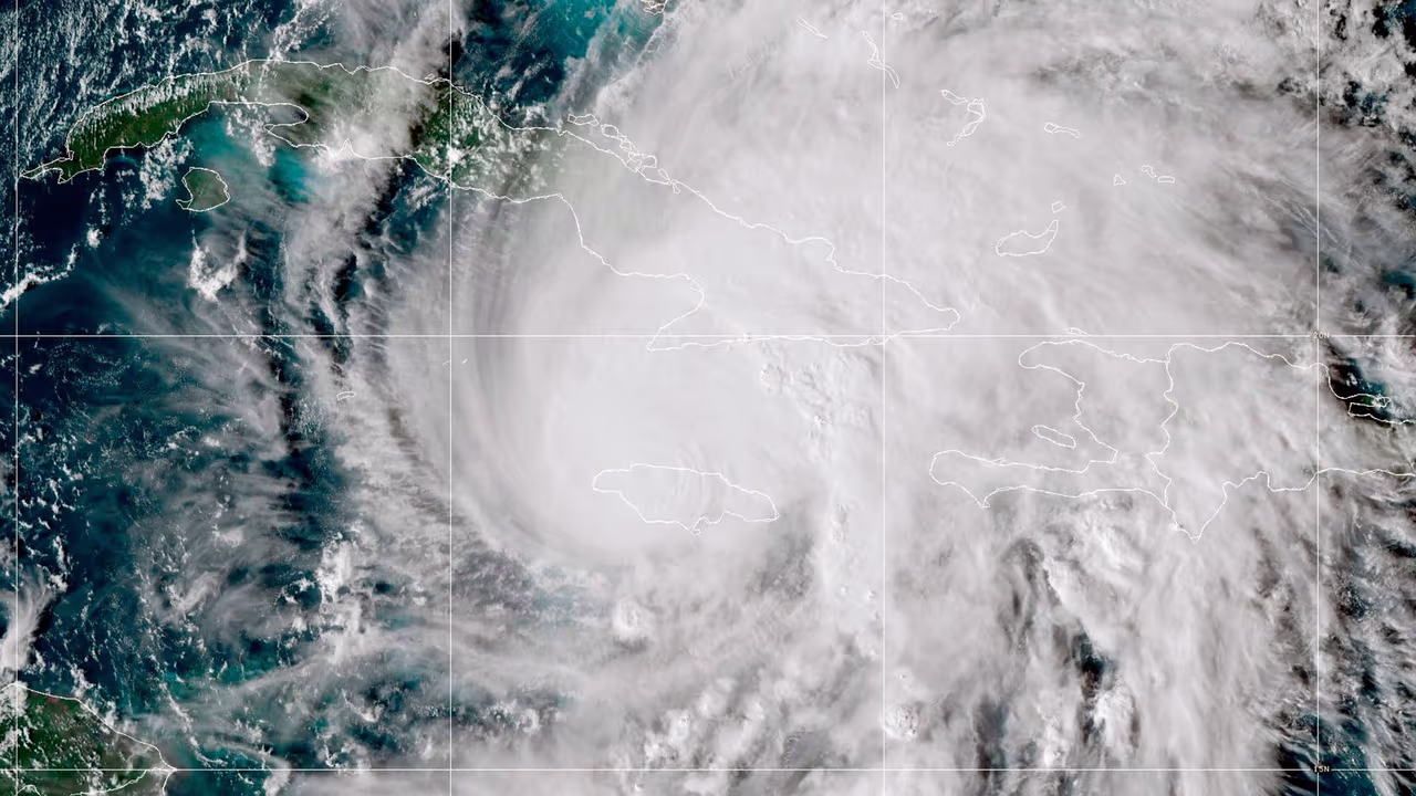 ¿Por qué el huracán Melissa es considerado 'la tormenta del siglo'? Te explicamos