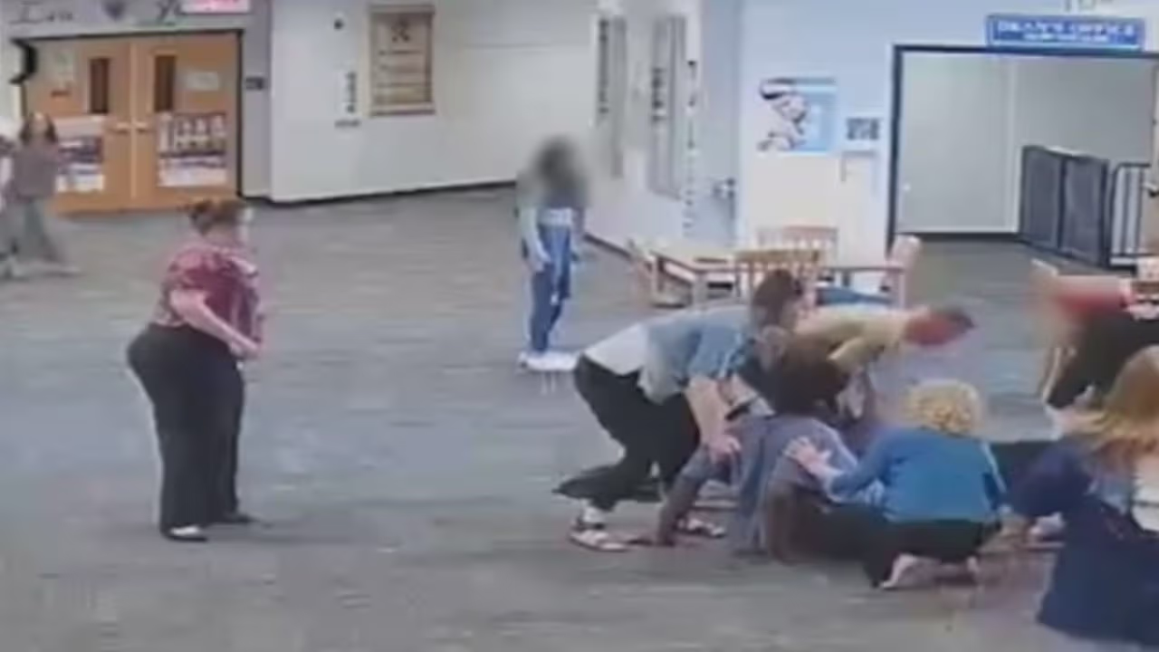 El brutal ataque de un estudiante a una maestra en Florida por quitarle ...