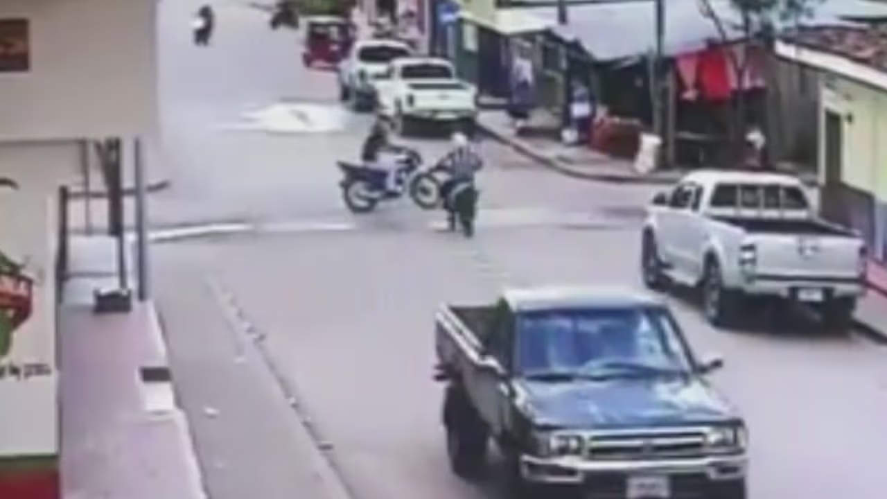 A toda velocidad, dos motos chocan en un cruce de Honduras y sus ...