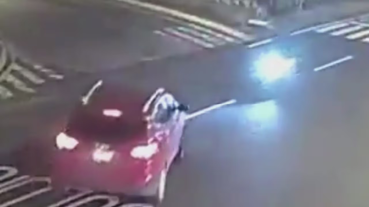Una moto impacta de frente contra un auto en un cruce de Guatemala ...