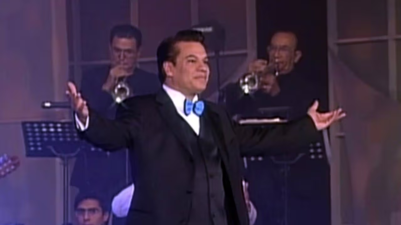 holograma-de-juan-gabriel-sorprende-hasta-a-su-hijo-se-mov-a-como-l
