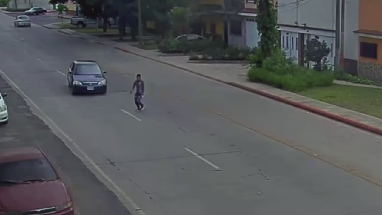 Hombre cruza la calle sin ninguna precaución y es impactado por un auto ...