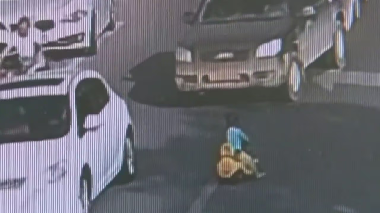 Niño se ve cara a cara con la muerte al pasearse en un auto de juguete ...