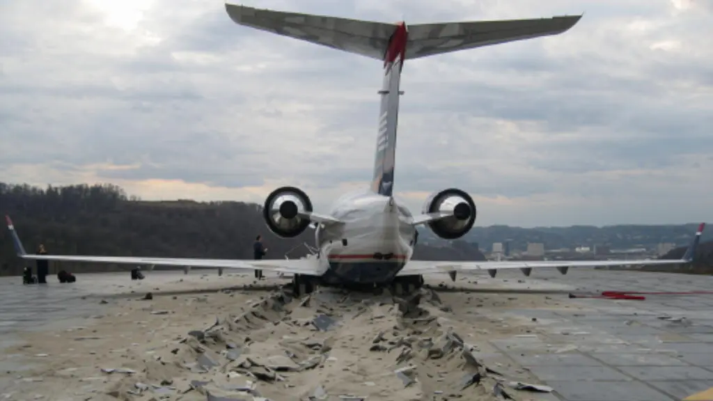 Accidente de avión de Amazon evidencia falta de un sistema de seguridad en Miami: qué es el EMAS