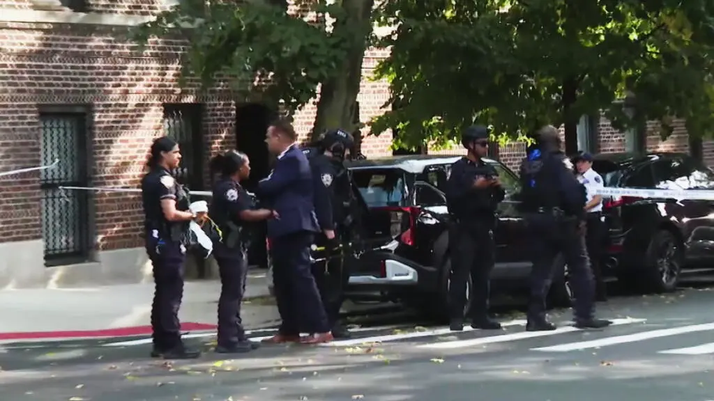 Apuñalan a detective del NYPD durante robo en el Bronx: buscan a 2 sospechosos | Univision Nueva York WXTV | Univision