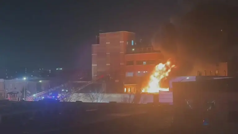 Incendio de cinco alarmas en panadería de Brooklyn deja cuatro heridos |  Univision 41 Nueva York WXTV | Univision