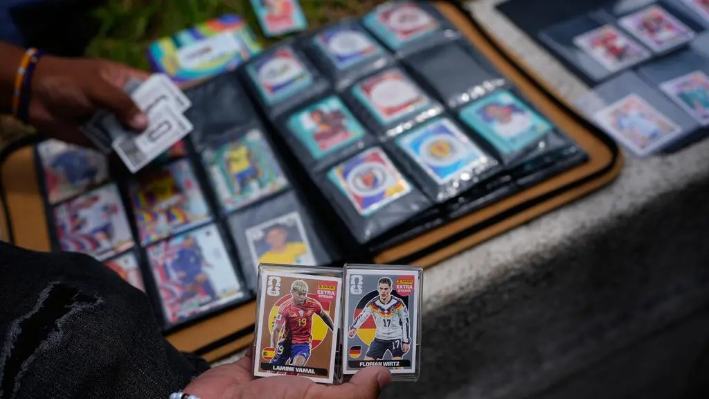 La fiebre de las estampas Panini en la Copa Mundial se convierte en fenómeno global de coleccionismo