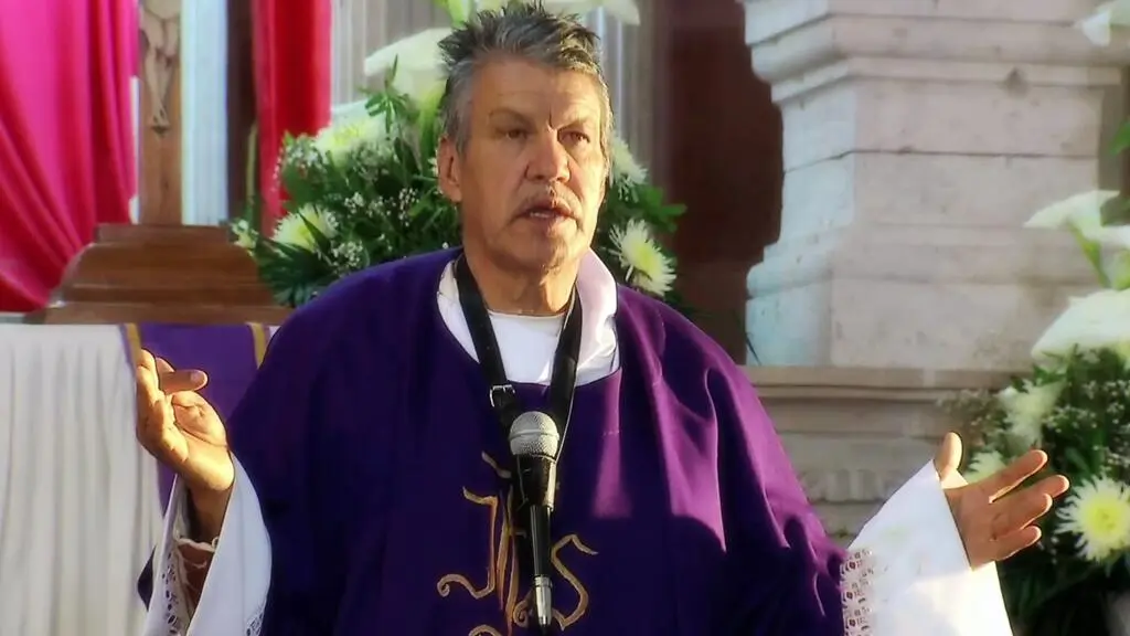 Cuestión de fe (y seguridad): conoce al 'Padre Pistolas', el sacerdote que oficia misa armado