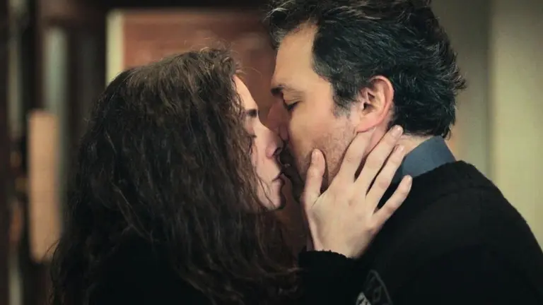 Bahar besa con todo su amor a Arif | Novelas Mujer | Univision