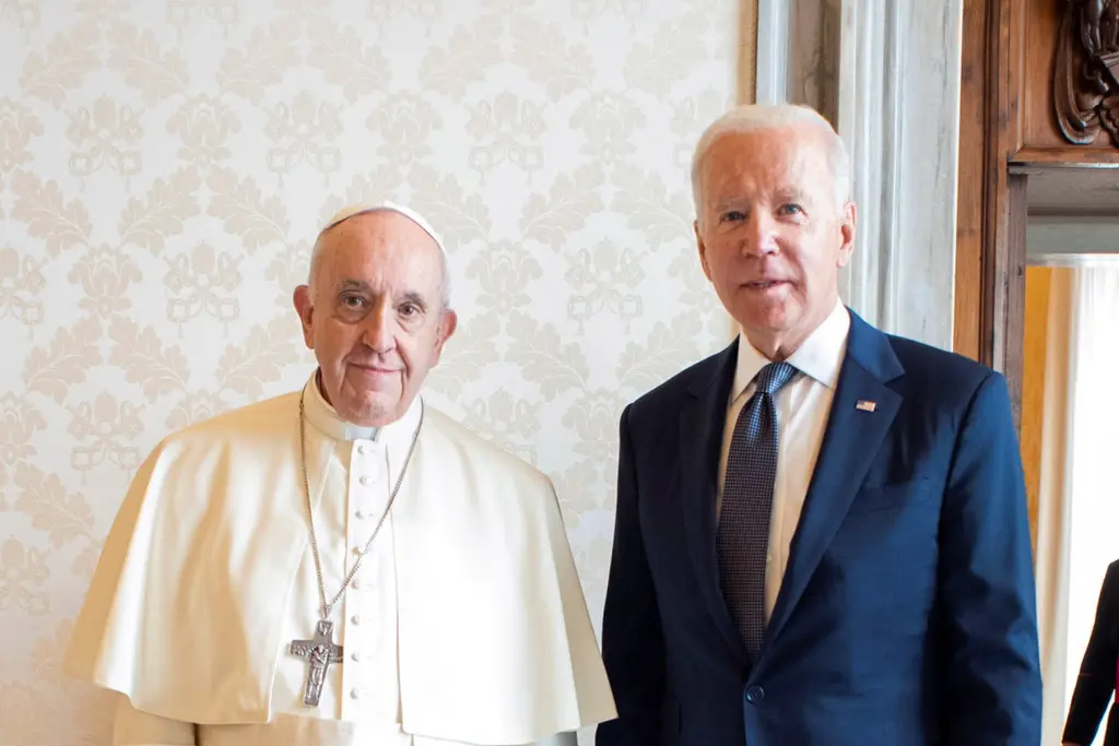 Vatican City (Vatican City State (holy See)), 29/10/2021.- A handout picture provided by the Vatican Media Press Office shows Pope Francis (L) giving audience to US President Joe Biden (R), at the Vatican City, 29 October 2021. (Papa, Estados Unidos) EFE/EPA/VATICAN MEDIA HANDOUT HANDOUT EDITORIAL USE ONLY/NO SALES