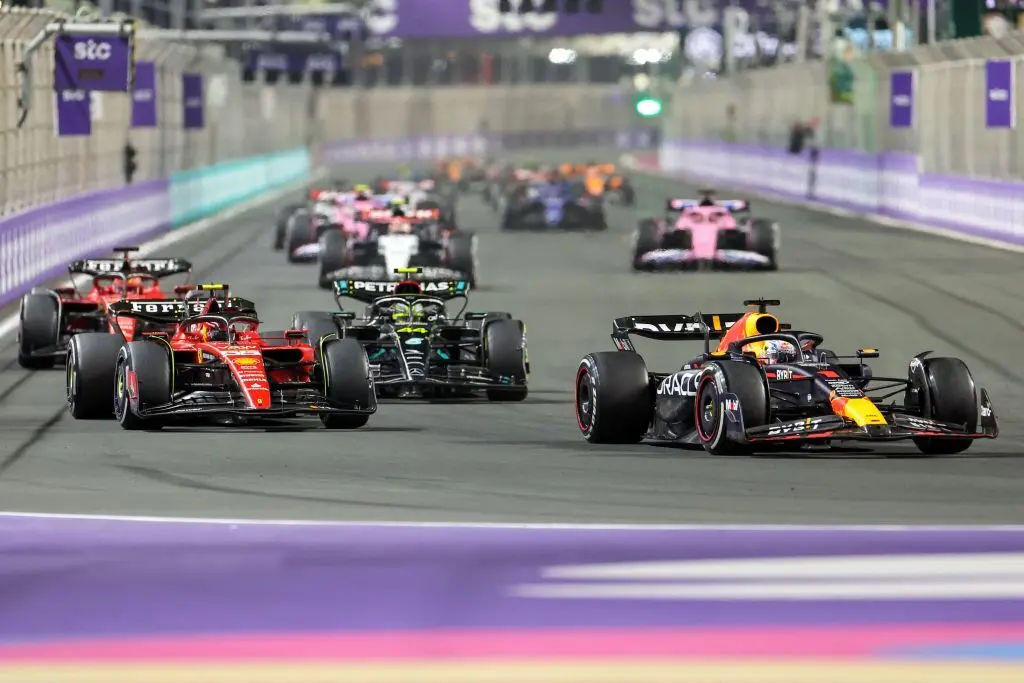'Checo' Pérez ganó su quinta carrera en la Fórmula 1 en el Gran Premio de Arabia Saudita y su podio 28 en la máxima categoría del automovilismo.