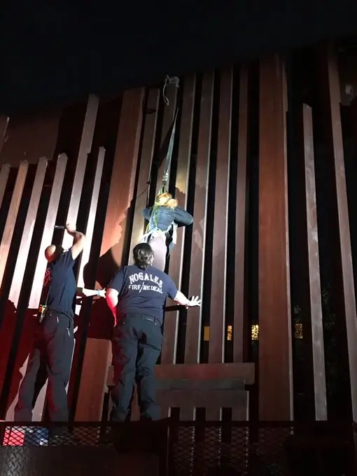 Escalar la valla fronteriza para cruzar ilegalmente hacia Estados Unidos es un método peligroso que por muchos años han usado las organizaciones dedicadas al tráfico de migrantes.